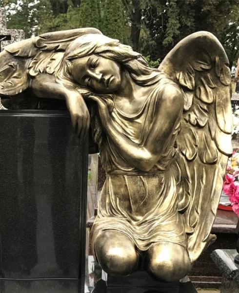 anioł oparty o grób